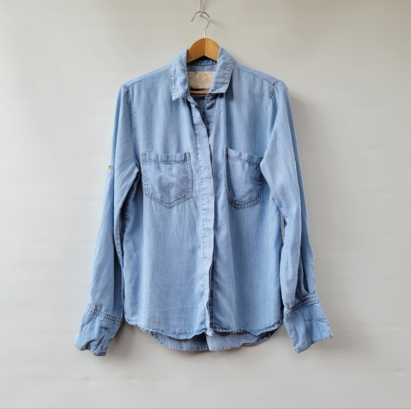 Bella Dahl Chambray Blouse Size Medium Blue Split Back Roll Tab Sleeves Coastal - Picture 2 of 16